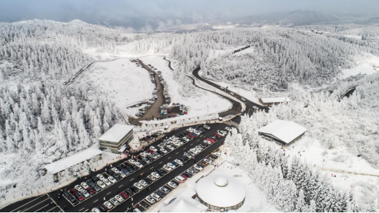 重庆仙女山再降大雪 景区多种措施保障游客尽情耍雪