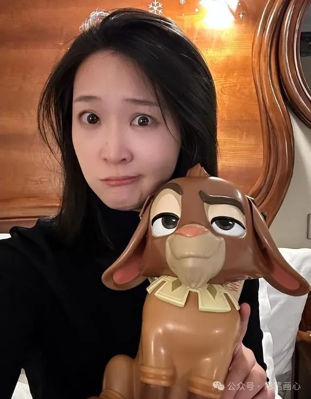 惠若琪一家游玩,买60元一根冰淇淋摆拍,学霸老公拎包抱娃超贴心