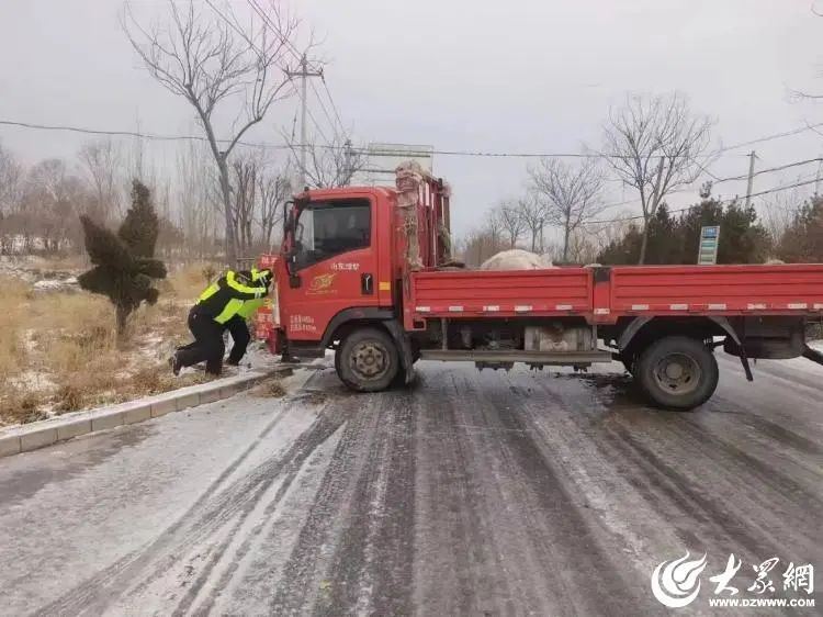 潍坊多地公交停运、景区关闭!这场雪要下到...
