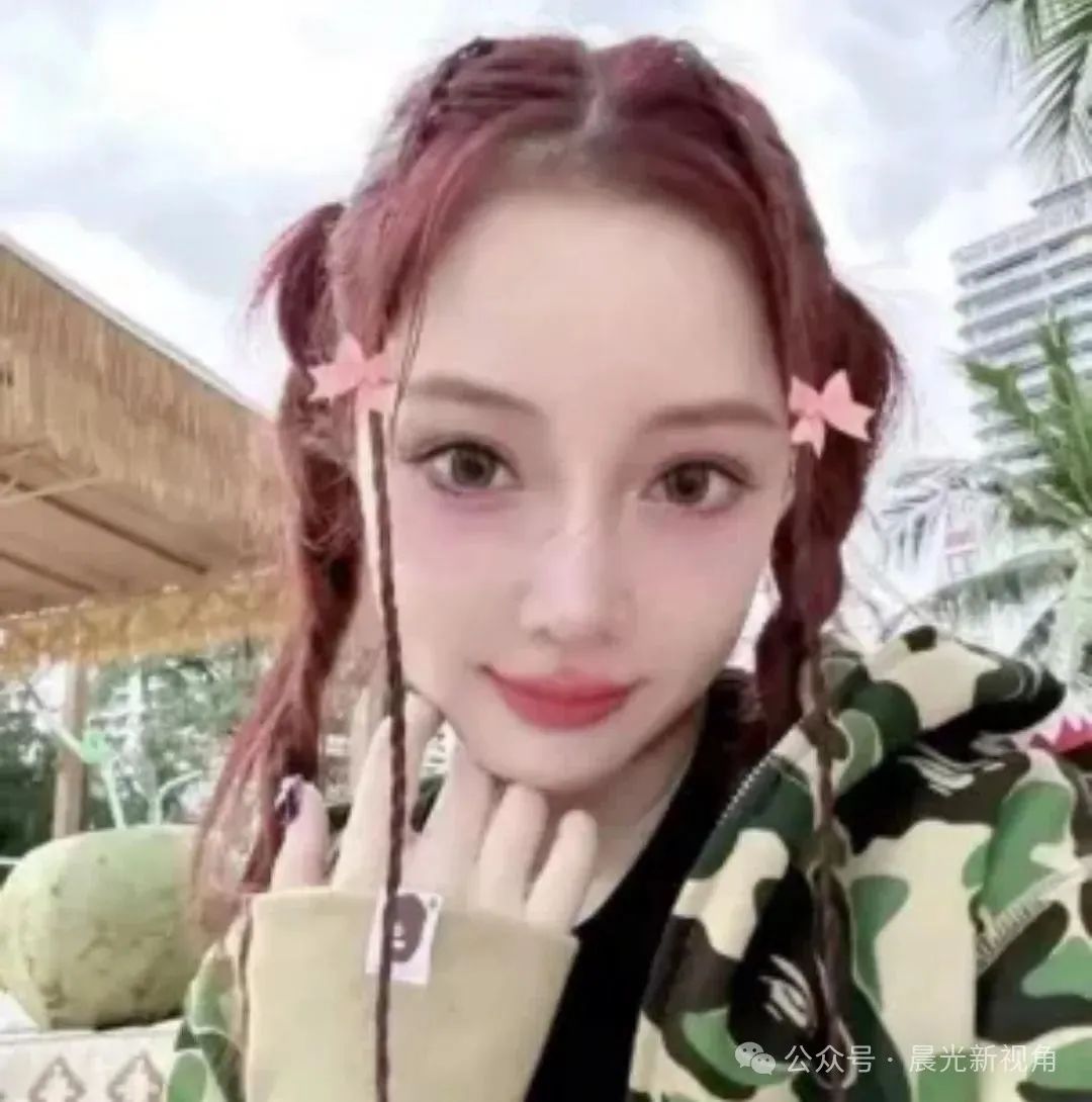 李小璐三亚度假照流出,和“小鲜肉”依偎在一起,41岁身材如少女