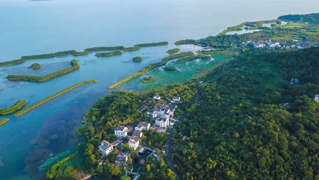 【苏州三山岛·呼梦集设计师温泉民宿】一晚￥1588/两晚￥2999,含日光浴场+全景书吧!