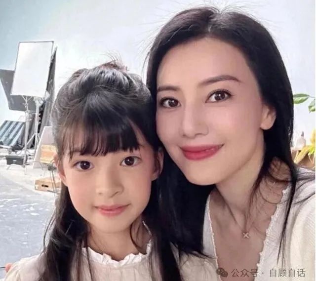 高圆圆台北度假,“母女同框”超养眼,Rhea颜值成为焦点