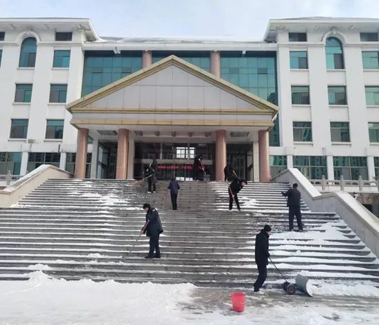 山海天旅游度假区党政办公室破冰除雪保区级机关运行畅通