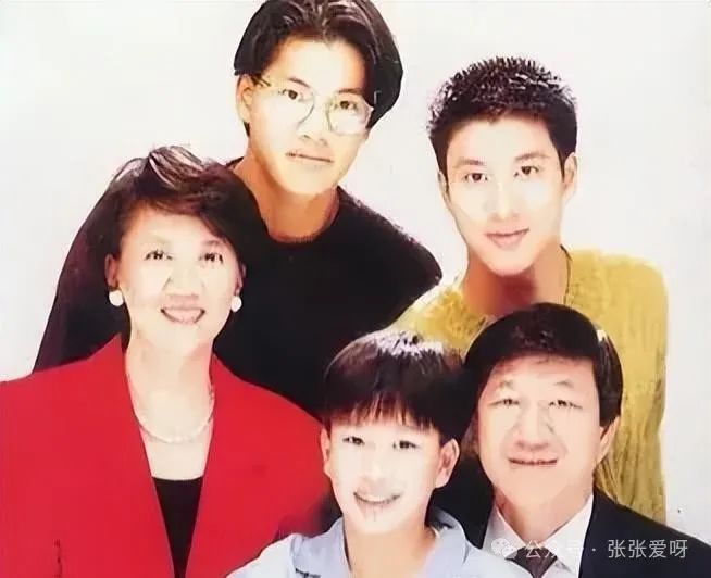 王力宏全家三亚度假时光:三代同框满载书香,早餐桌貌可人彰显生活实感