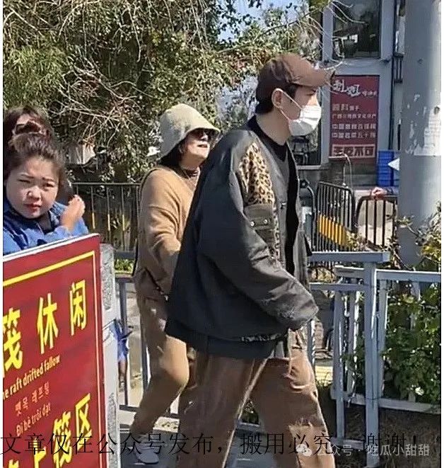 沈腾带父母出游,全程紧拉妈妈的手,身材暴瘦还驼背不如爸爸年轻