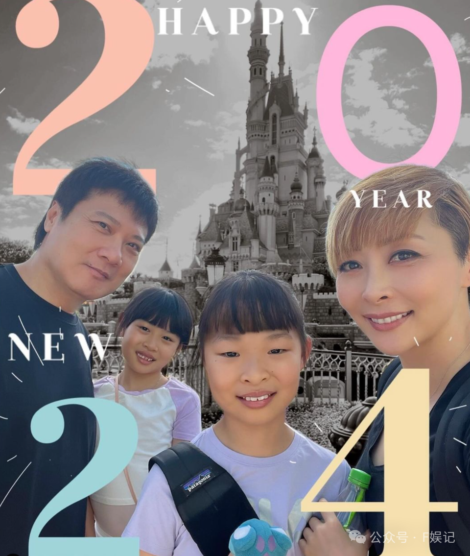 钱嘉乐汤盈盈带女儿们去主题乐园游玩 三代同堂开心游玩拍全家福