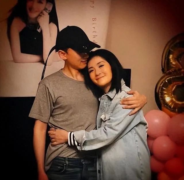 张杰、谢娜带孩子出游,生活堪称偶像剧,表情却出卖了内心