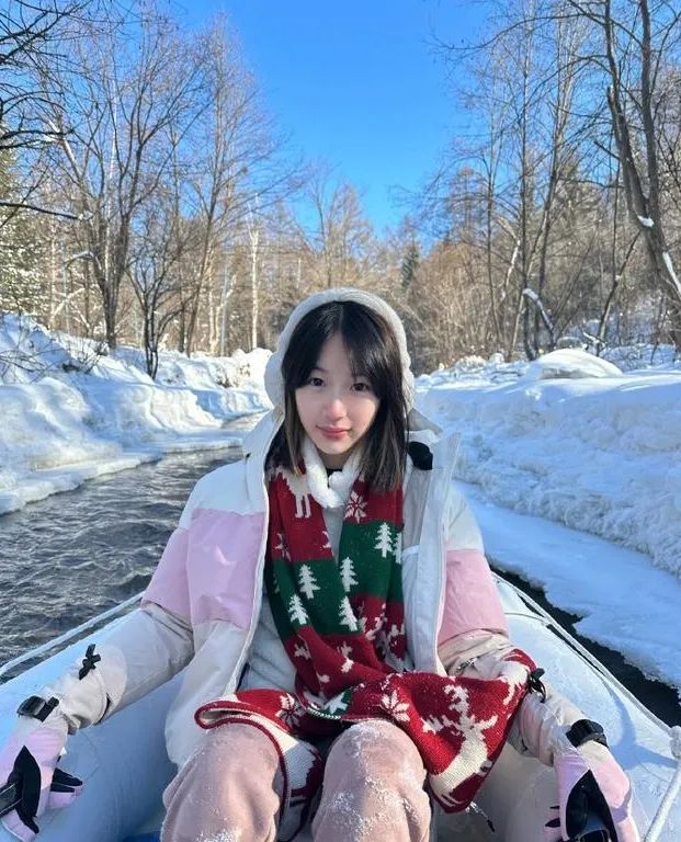 吴尊晒一家四口出游秀幸福,称呼13岁女儿“二老婆”引争议