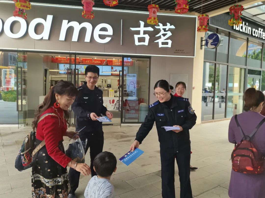 信宜网警深入网红景点窦州里开展打击整治网络谣言宣传活动