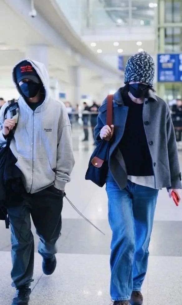 王菲谢霆锋旅行结束一起回国,造型相似气质相合,并排走路很般配