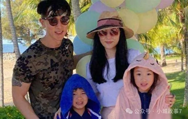 吴尊一家海边度假,林丽吟打扮甜美像20岁,和Neinei神似