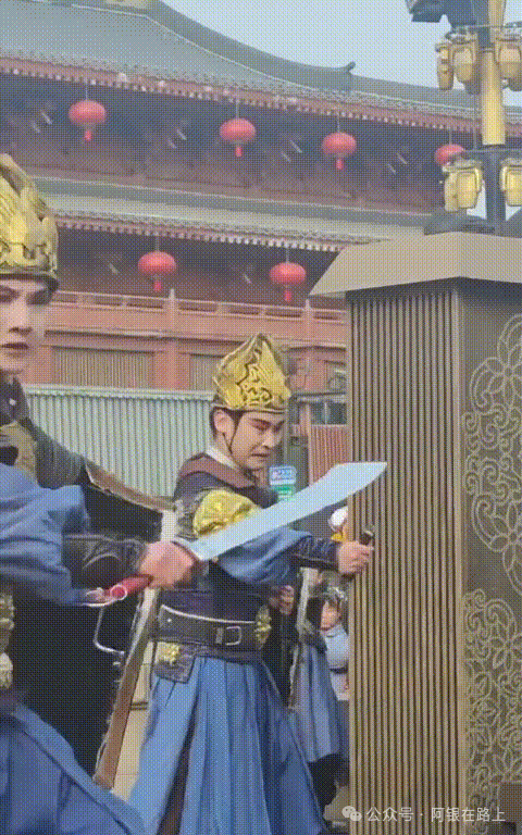 景区古装小哥表演拔刀,结果刀断了,表情简直跟尼格买提一模一样