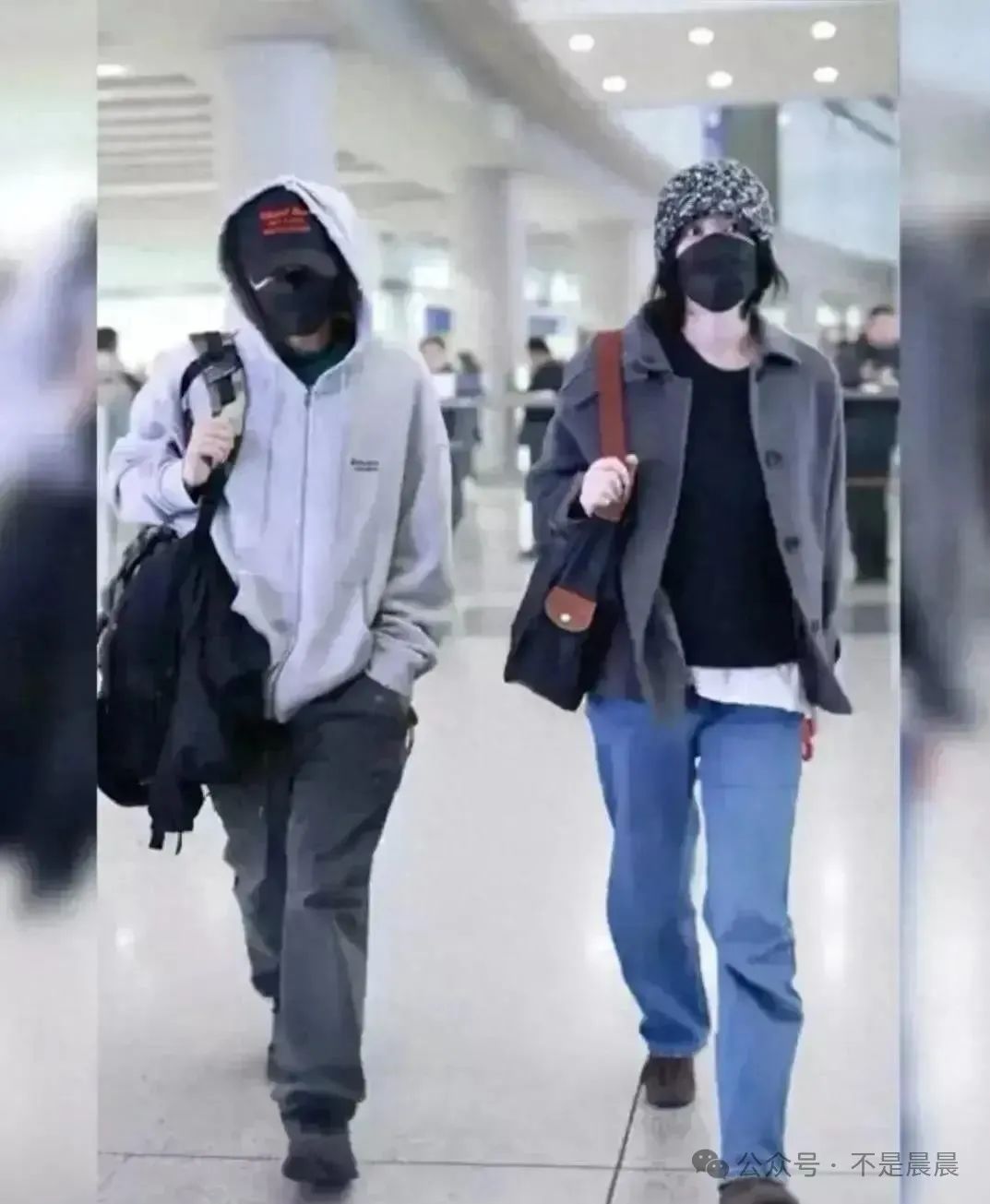 王菲谢霆锋日本度假回国,两人同框如姐弟,一个眼神引发网友热议
