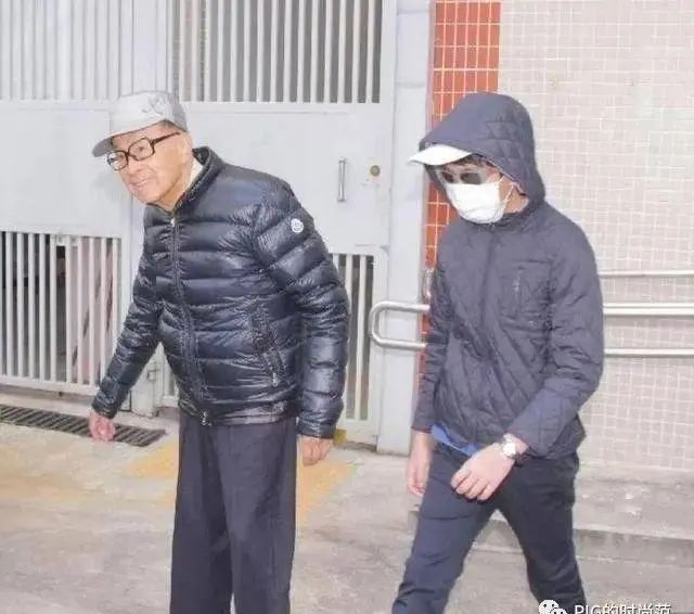 94岁李嘉诚带孙女出游引轰动,27岁身价700亿很漂亮,祖孙三人共用“一张脸”