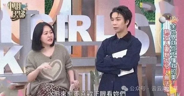 小S一家海边度假,二女儿穿着惹争议,我却直接笑晕在评论区!