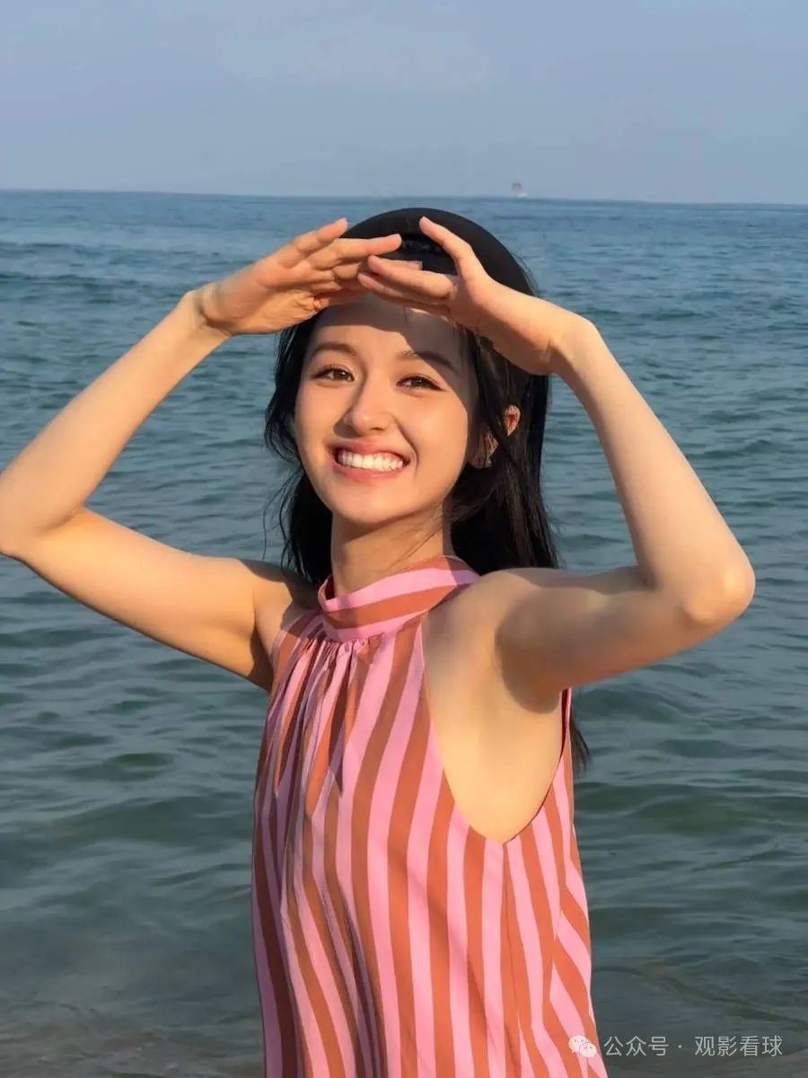李兰迪穿粉色条纹无袖裙 海滨度假笑容甜美超阳光