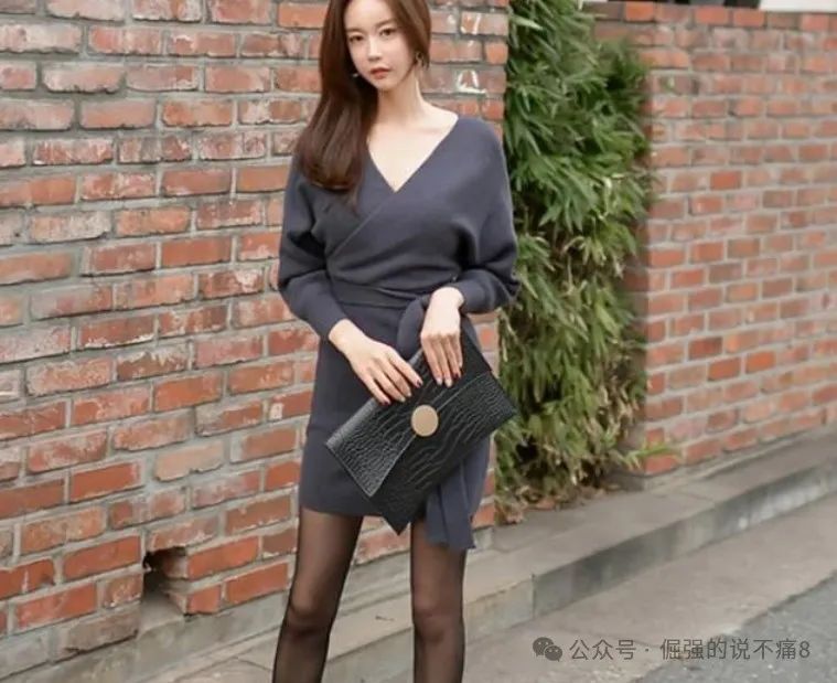 女子背着丈夫与另有男子游玩七天,被丈夫发现后,在雨中放声大哭
