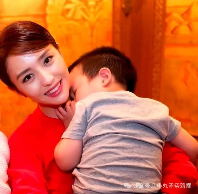 三亚度假揭秘:陈思诚佟丽娅离婚后首同框,一家三口和谐共处