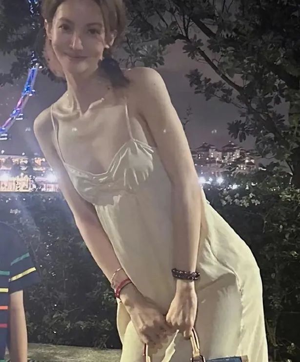 惊喜连连!网友偶遇金晨国外游玩,大秀火辣吊带穿搭引发热议