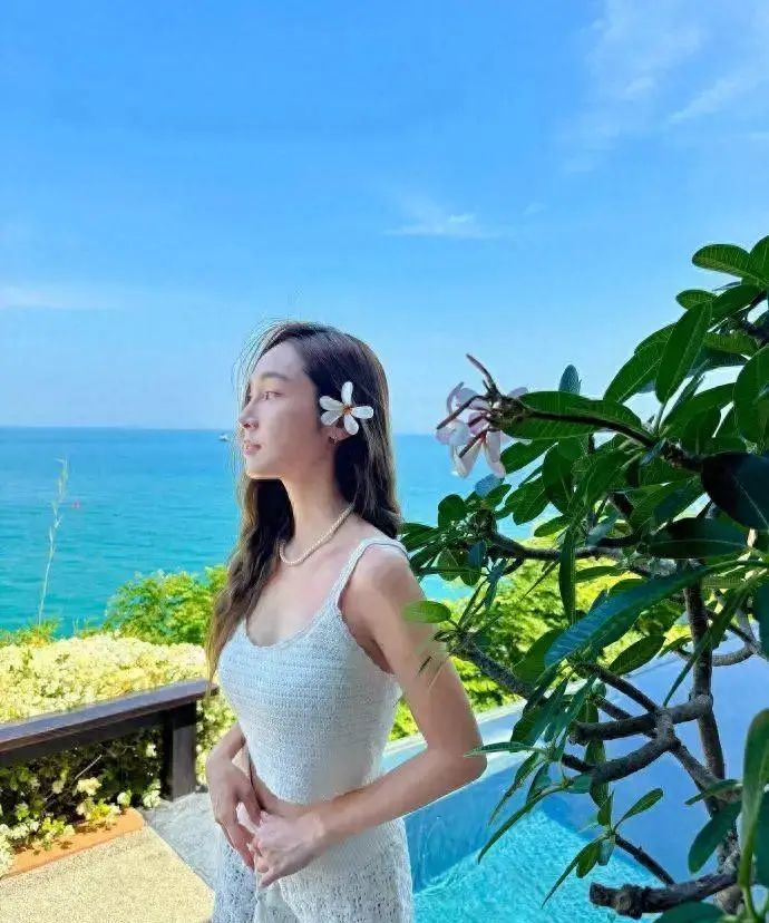 郑秀妍度假风情!泳衣草帽配双腿修长,惬意休闲散发夏日活力