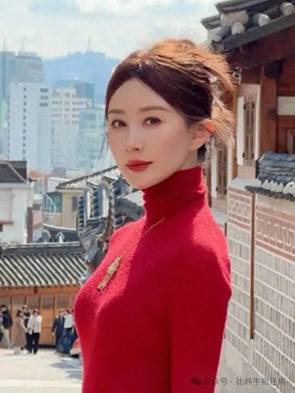 36岁舒畅现状:穿马面裙韩国出游,大红唇搭配修身的红色连衣裙,贵气大方