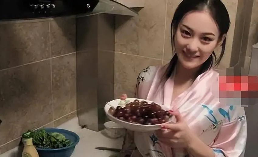 张馨予夫妇恩爱游玩丽江,何捷蹲地为老婆拍照,女儿留家上幼儿园