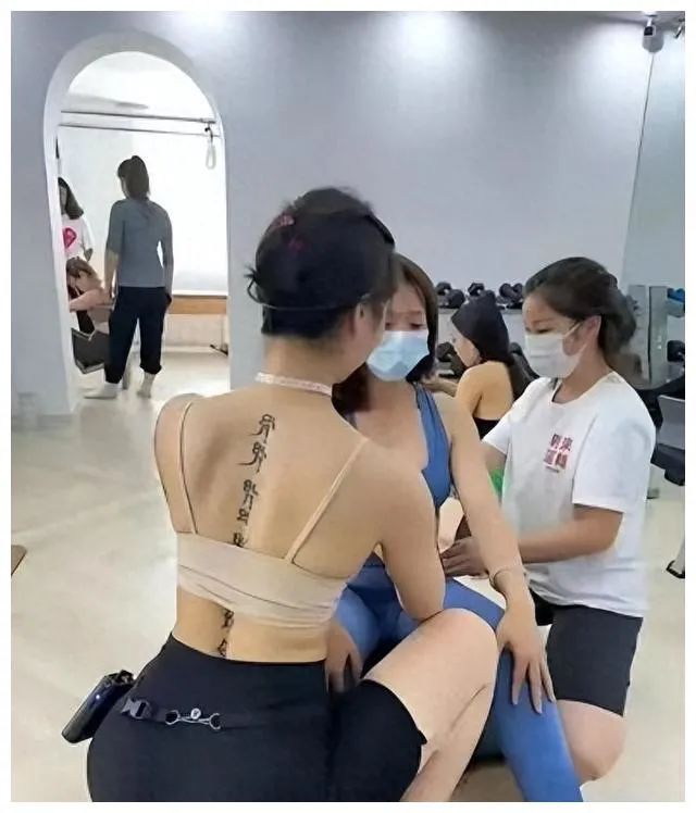 程潇晒海边度假照,网友惊呼:这个椰子真大啊