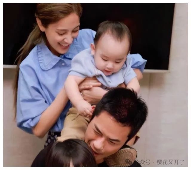 太幸福了!郑嘉颖携妻子澳大利亚度假,两个儿子扮演海盗活灵活现
