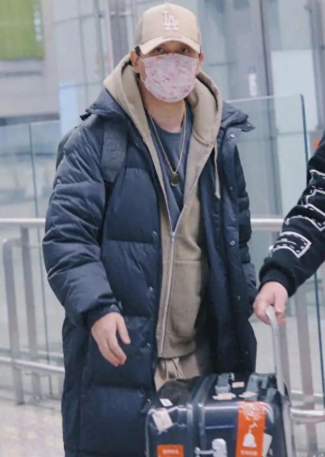 潘粤明携小10岁女友度假归来,贴心帮搬行李箱,相识8年感情稳定