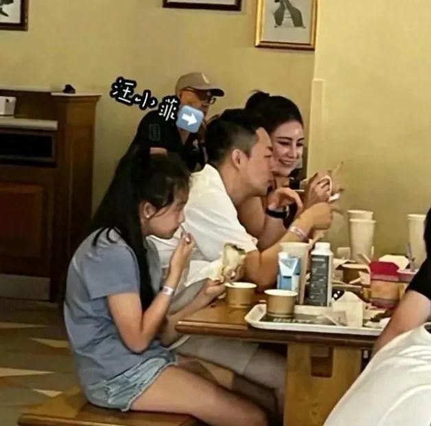 汪小菲带女儿和新女友出游被偶遇,小玥儿弯腰驼背,疑似被冷落