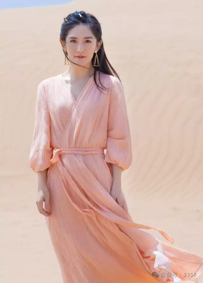 谢娜度假时尽展优雅气质,裸粉色连衣裙搭配金字塔耳环,高级大气不失妩媚魅力