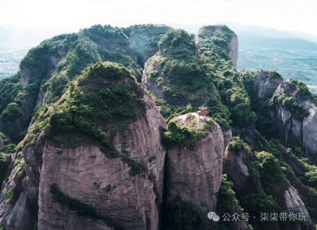 福建一处天然山峰景点,云雾缭绕,深不可测,被称为“客家神山”