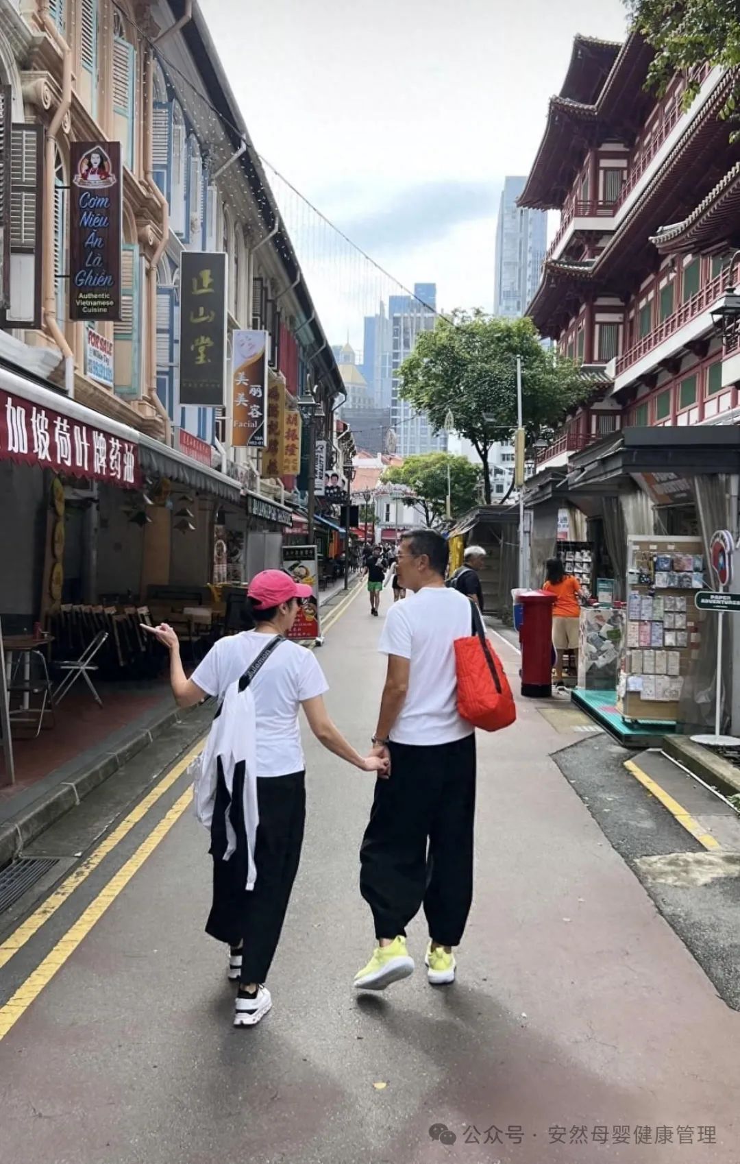 苗侨伟夫妇出国旅游,穿情侣装牵手漫步街头,被儿子抓拍状态真实
