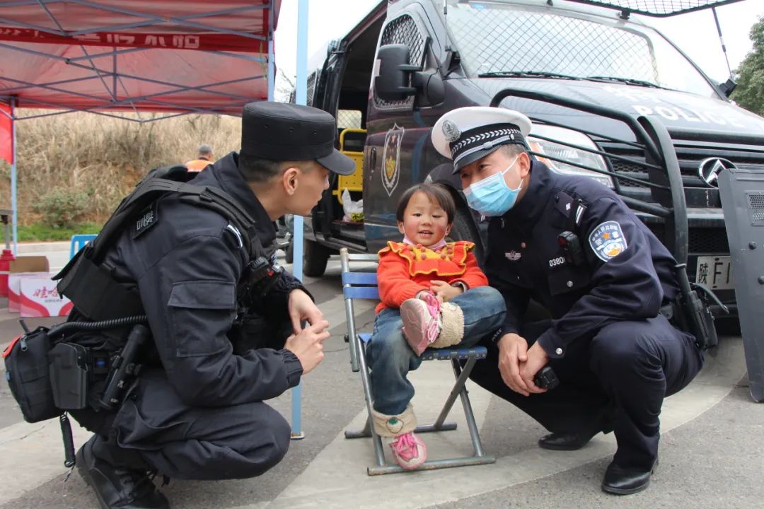 西乡樱桃沟景区小女孩走失 民警帮忙找妈妈!