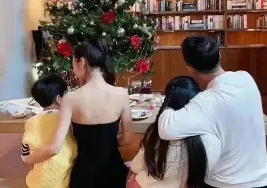 汪小菲一家环球影城甜蜜出游曝光!大S女儿与新女友同框引热议!