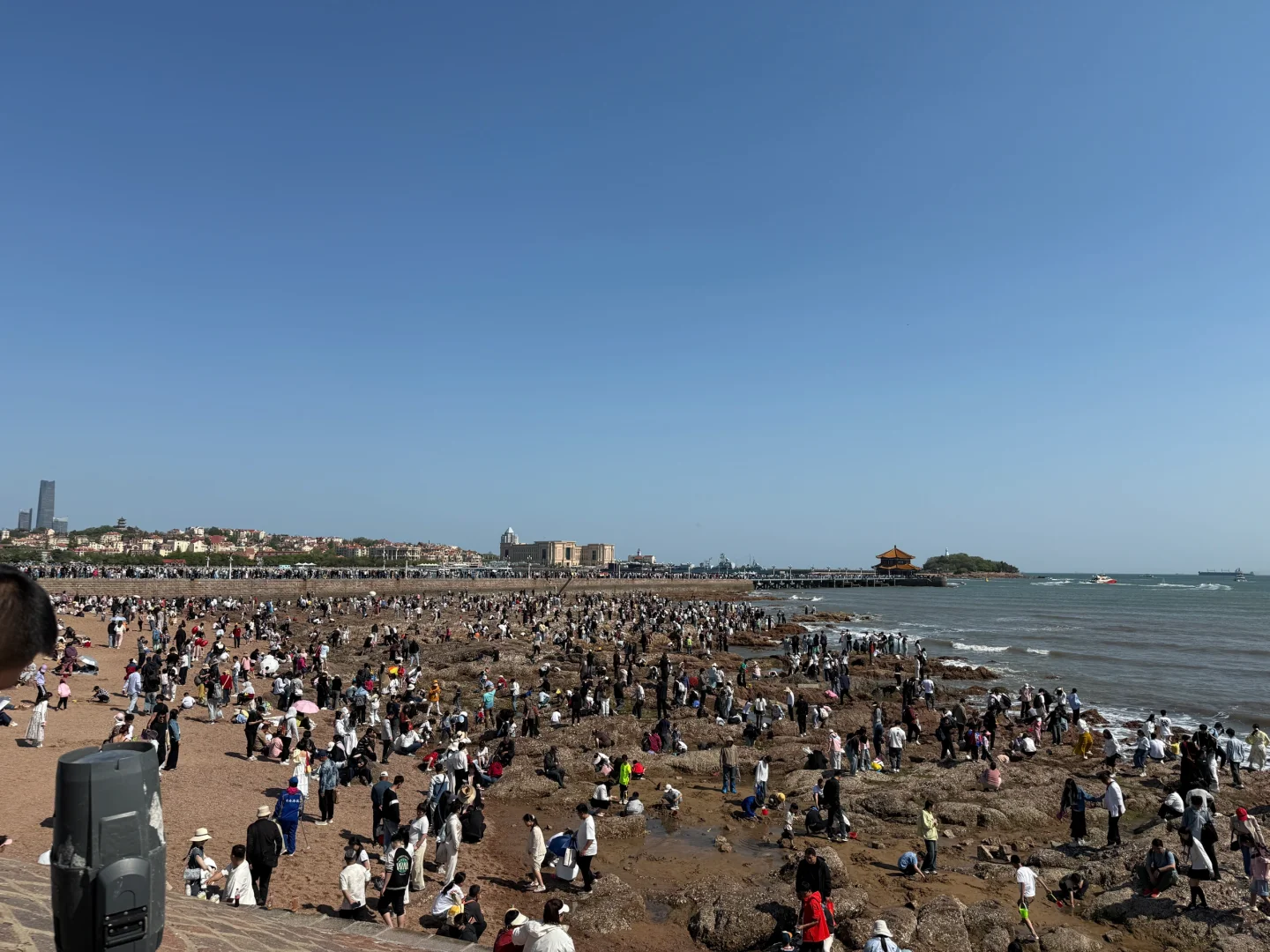 5月1日14时30分，青岛栈桥景区： 人人人人