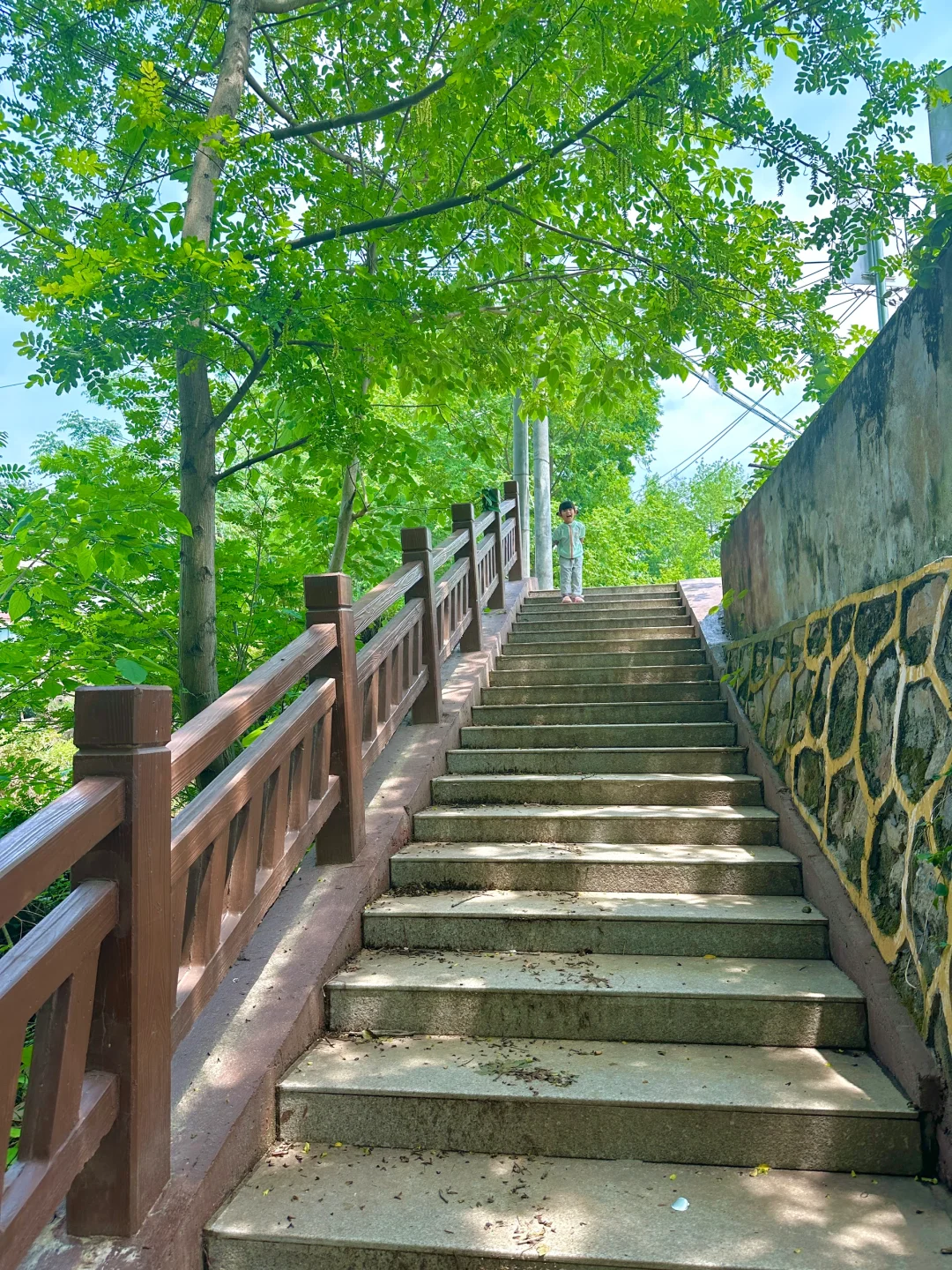 武汉距离近，水干净，还有游乐场的溯溪地🥰