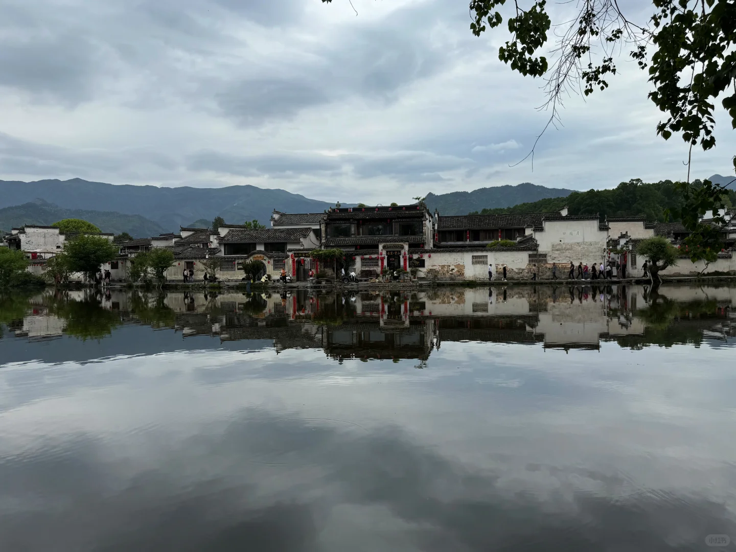 别再只爬黄山了，还有水墨宏村呢