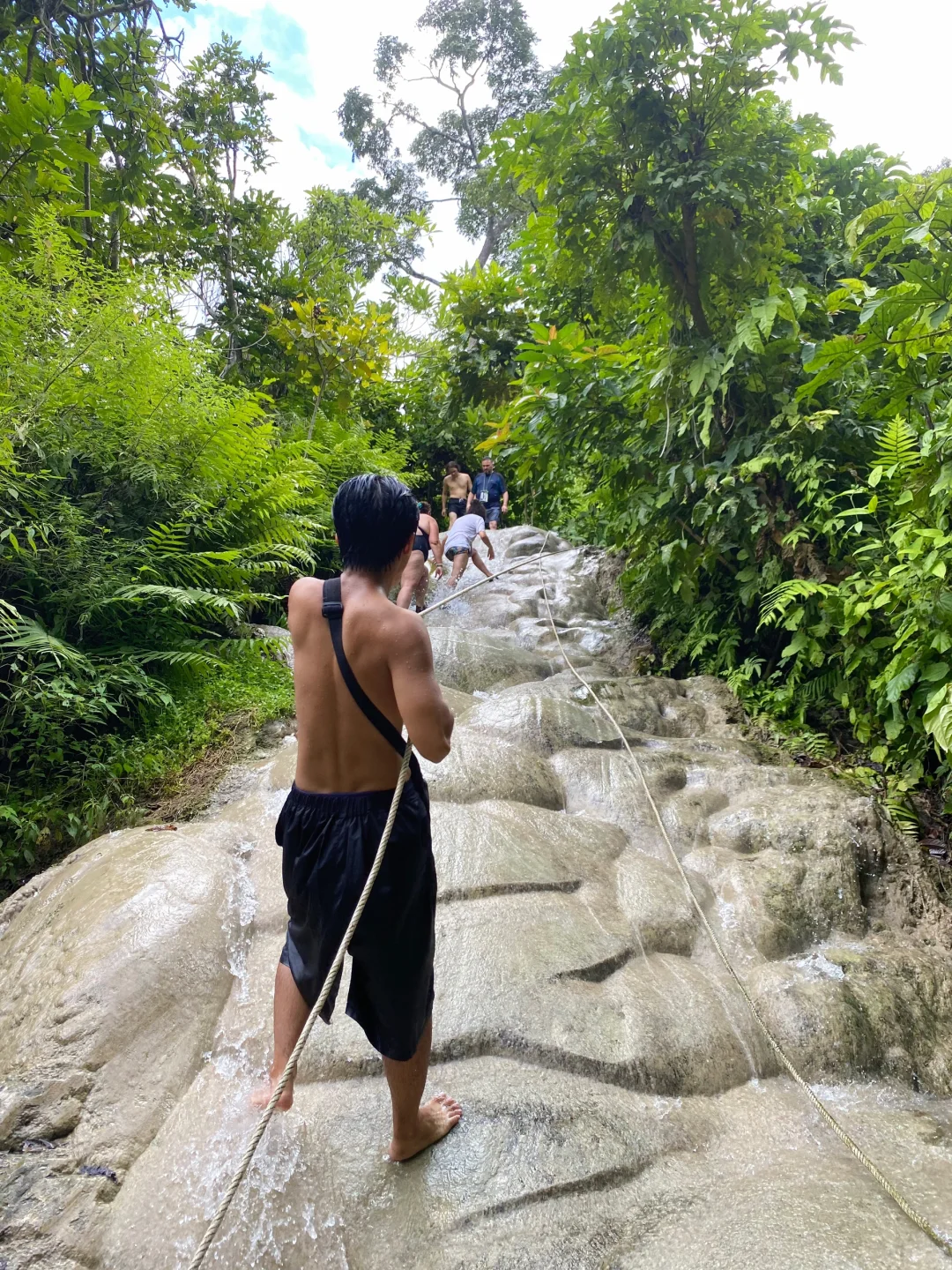 真的有不滑脚的粘粘瀑布（Namtok Buatong）