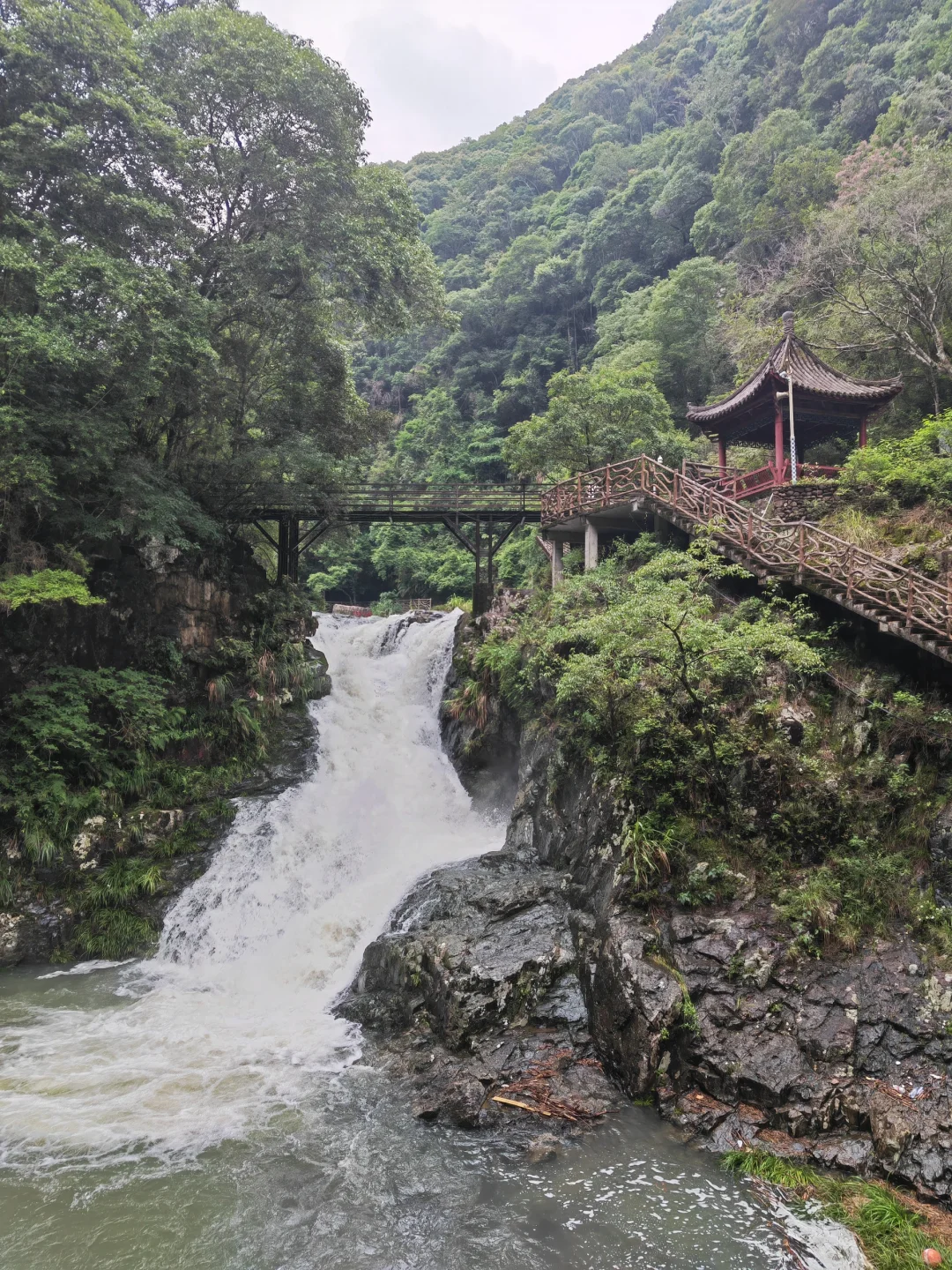 日溪峡谷瀑布景区