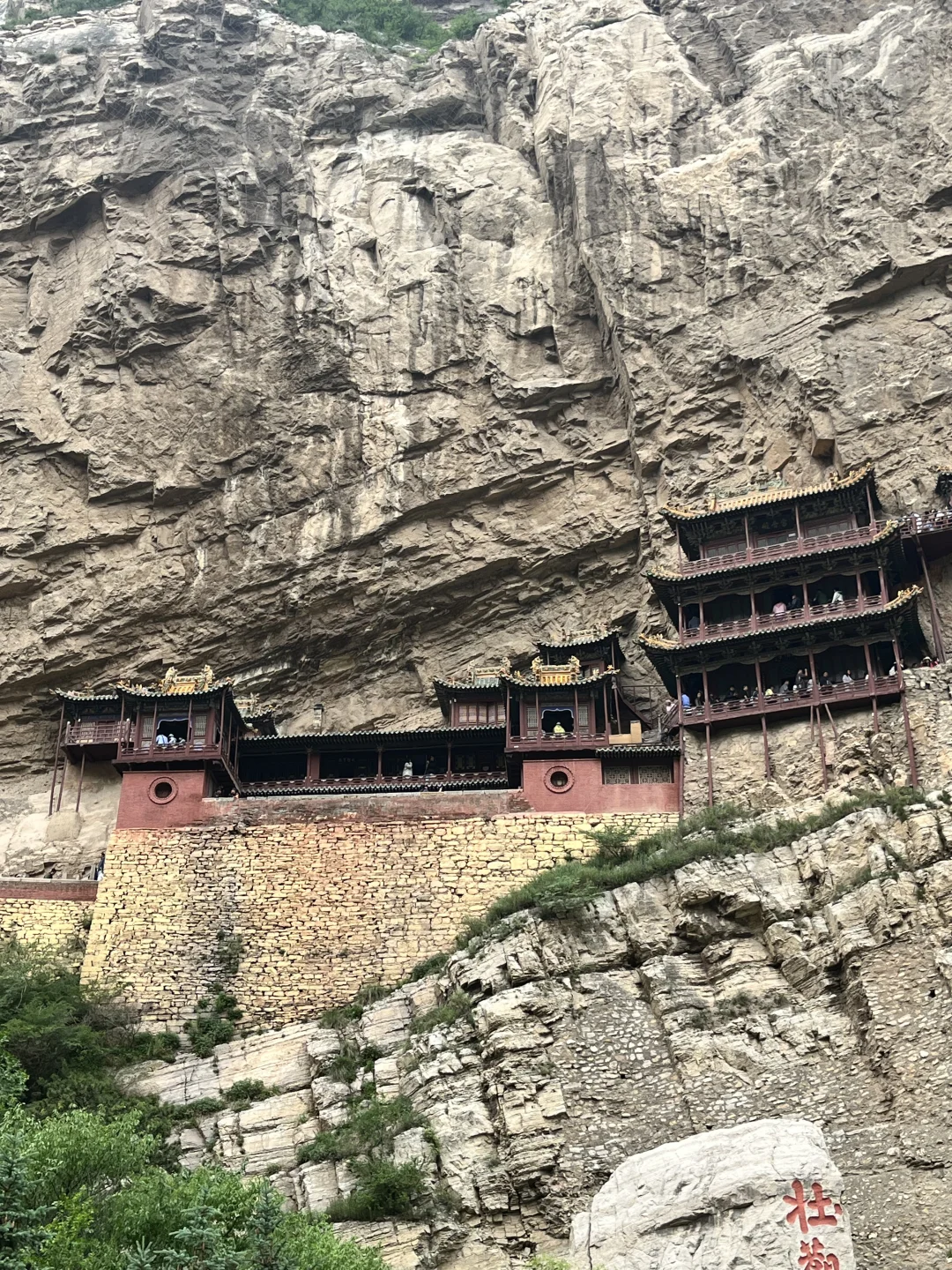 崖壁上悬崖上的悬空寺，太震撼了