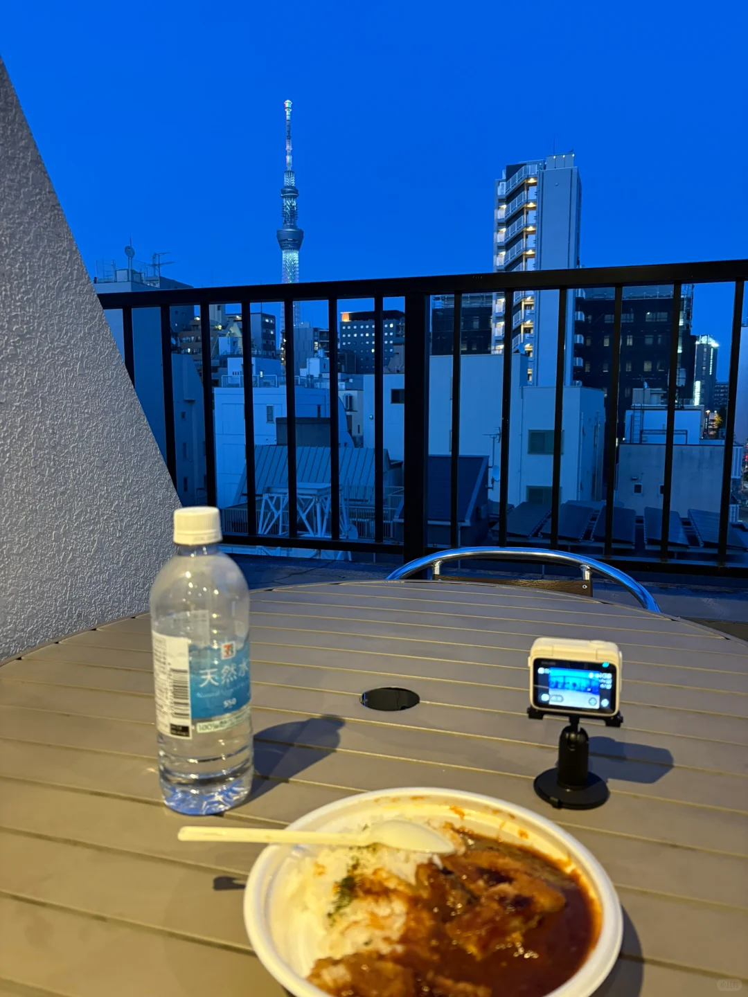一个人出国旅游了，却并没有很开心
