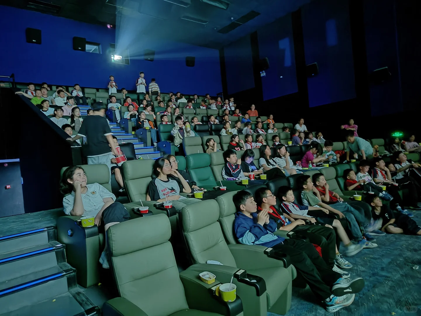 跟一群小学生一起看一场电影是什么体验