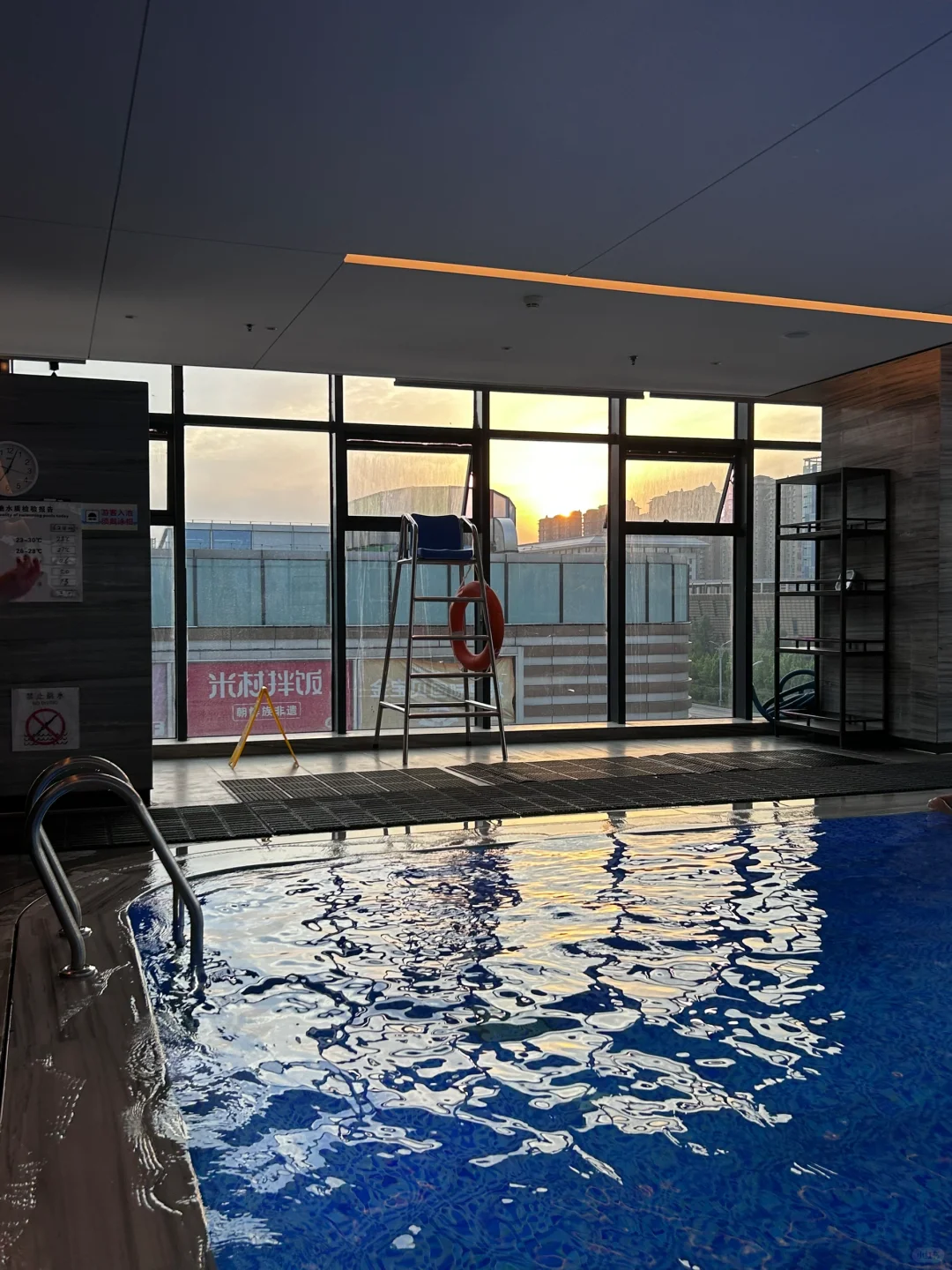 穿上小碎花泳衣👙 在最爱的泳池游泳🏊‍♀️