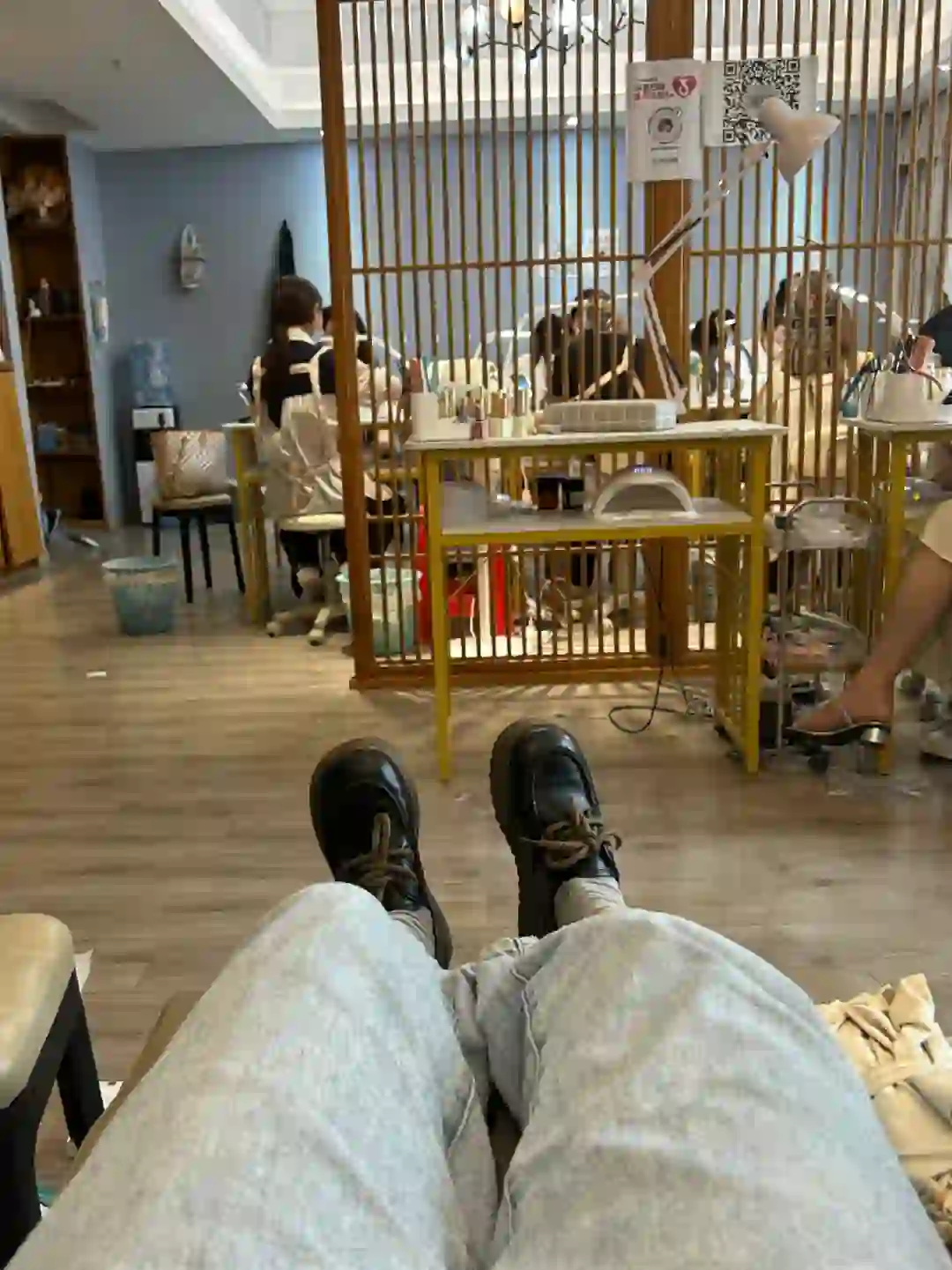 黑皮鞋配灰鼃