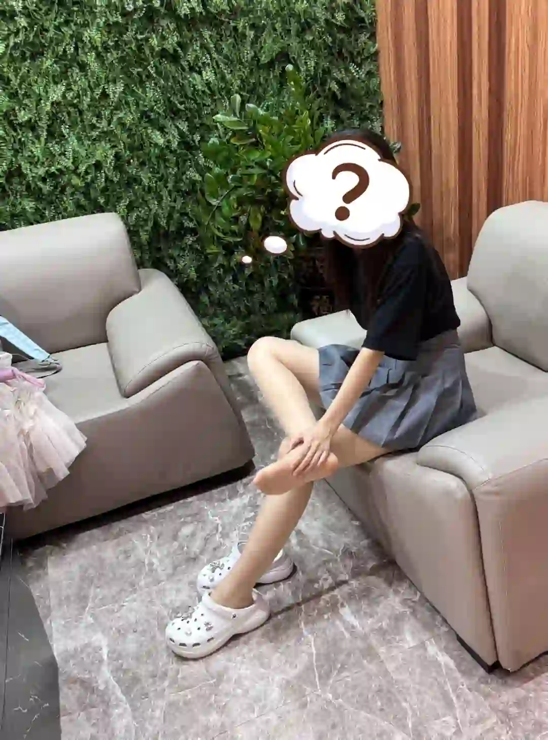 奉劝那些喜欢在公共场合拖鞋抠脚的人！