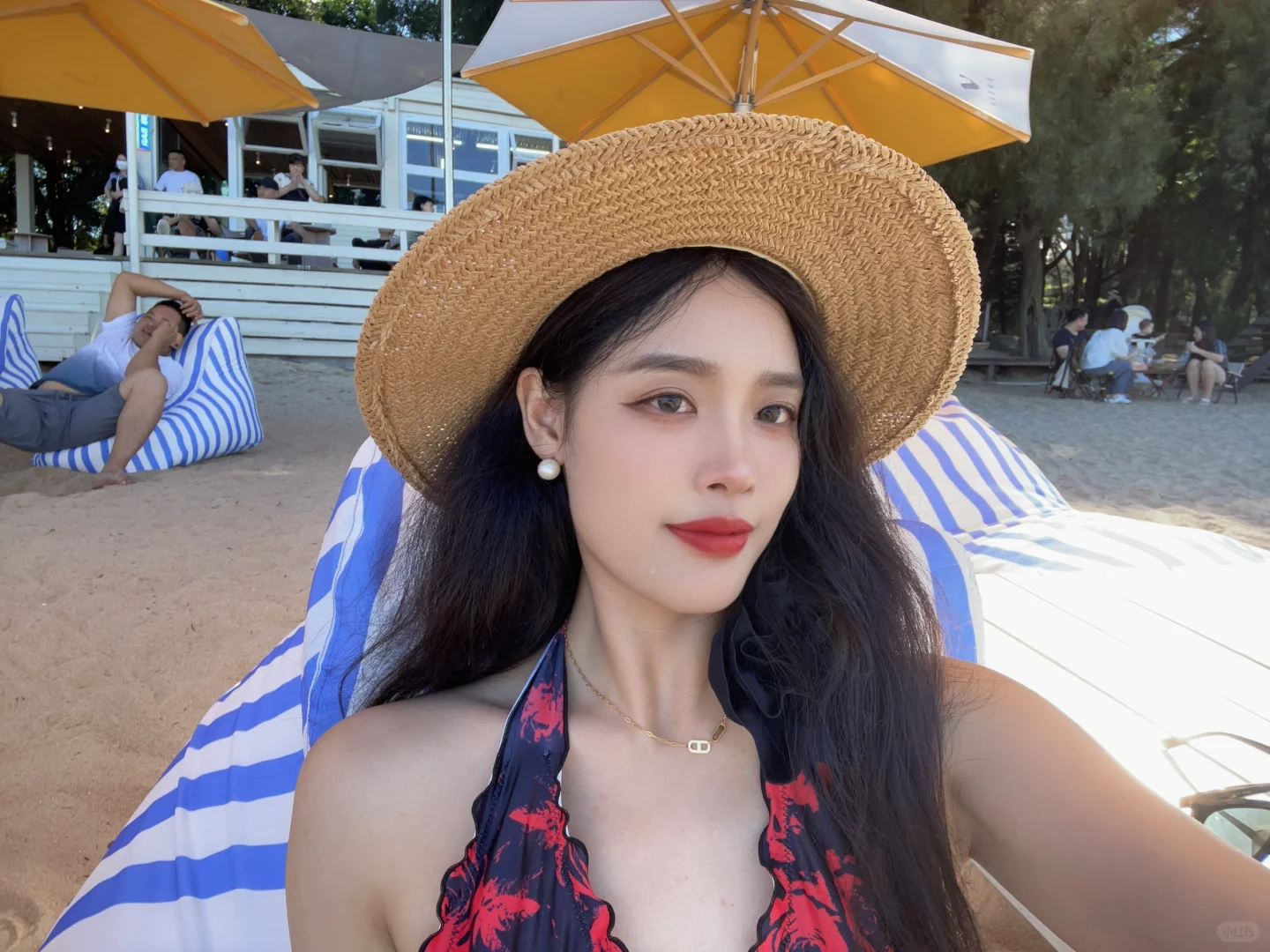 红色跟海边会更搭～～