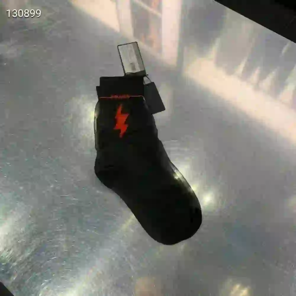 560普拉达女款闪电袜子