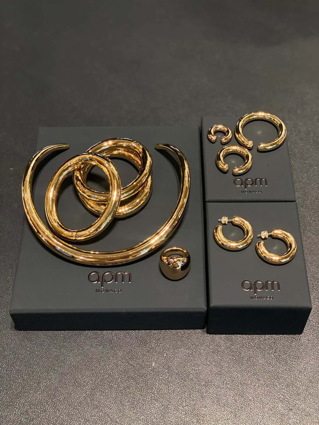 apm新品穿搭必备的金色项链凸显性感的锁骨