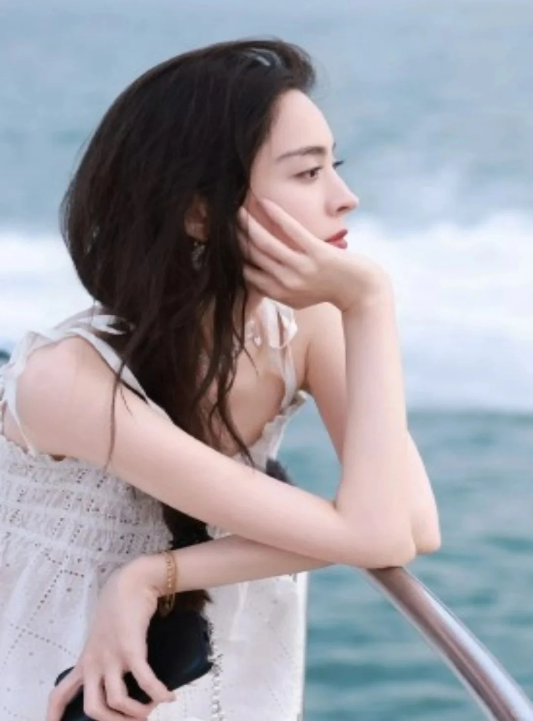 娜扎出海穿搭美成一幅画‼️帽子好绝